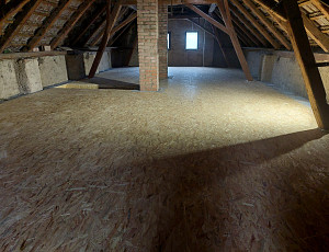 Zateplení stropu rodinného domu pomocí foukané izolace